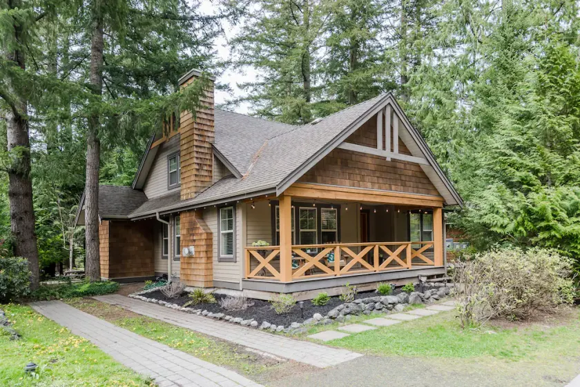 Cozy Cultus Cottage with seasonal shared pool and hot tub! Pet Friendly! - Image 1