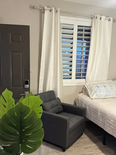 King bed:private entry: bedroom - Image 1