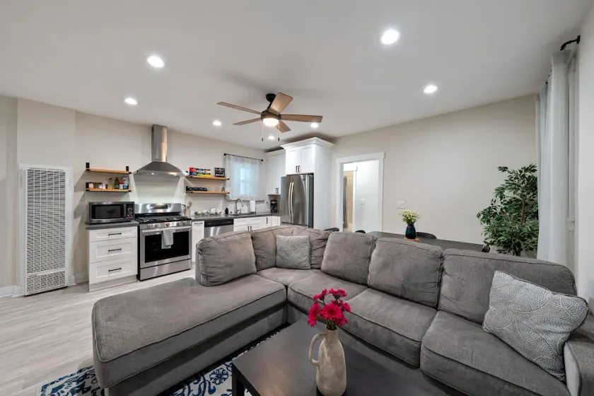 Relax at a Charming West Oakland Victorian - Image 1