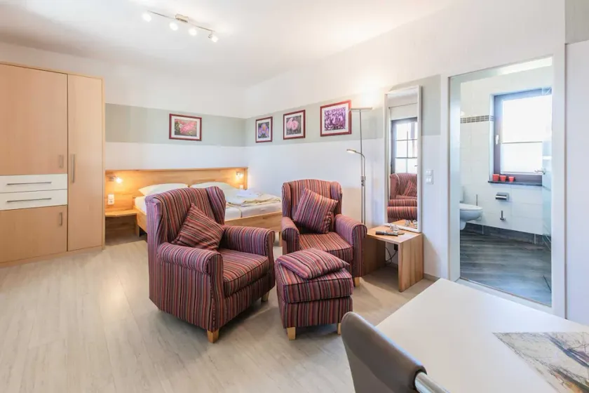 02 Ferienwohnung am Deich mit Terrasse - Schöne Ferienwohnungen Zwischen Deich und Wellen - Image 1