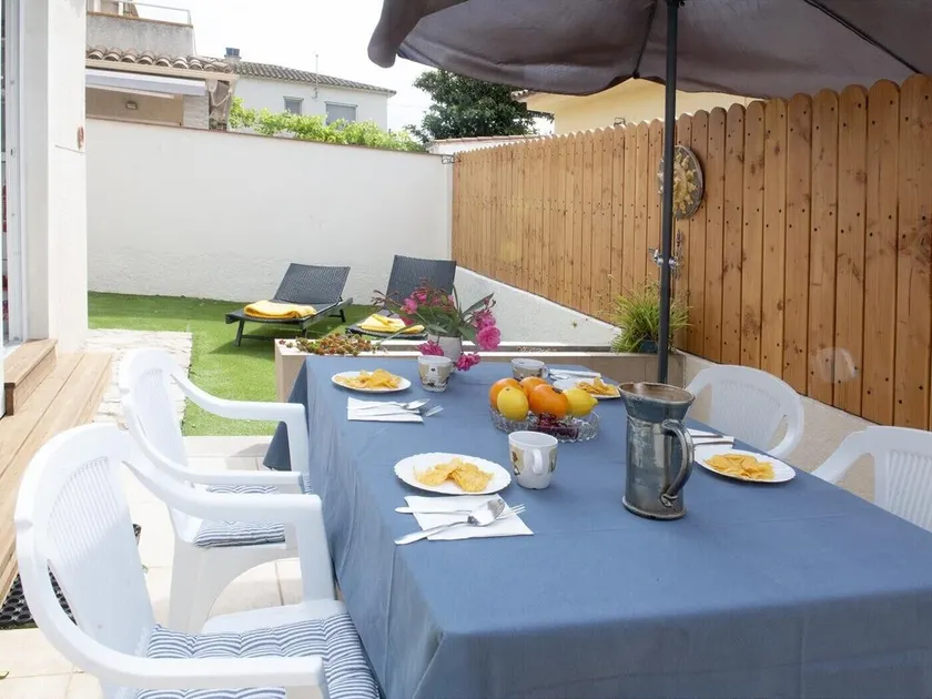 GERKENS: Holiday home with communal pool in l'Escala - Image 1