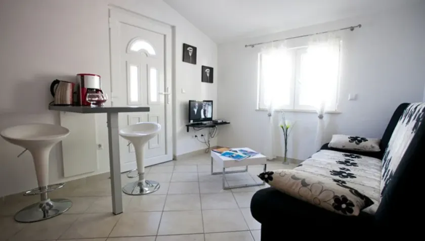 Nice apartment with pool and partial sea view - Image 1