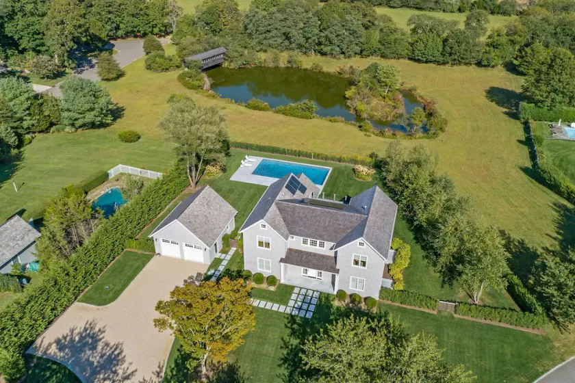 Bridgehampton on Private Cul-de-sac overlooking pond - Image 1