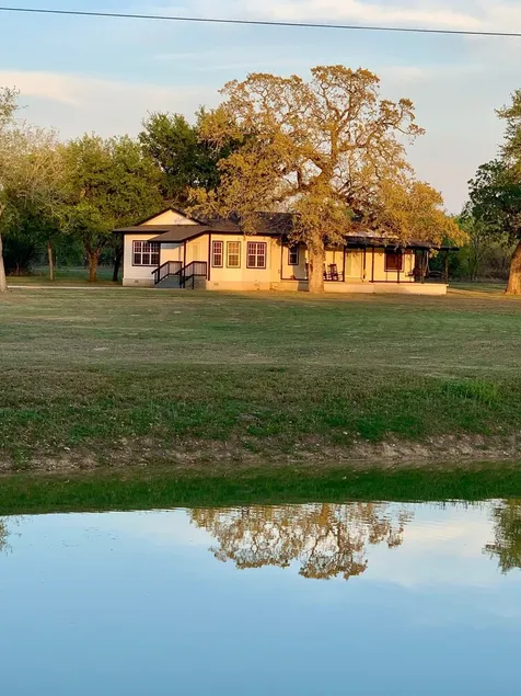 Hartfield House Farmhouse Retreat on 12 acres - Image 1