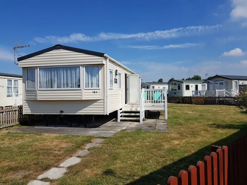 8 Berth Caravan with Spacious enclosed garden - Image 1