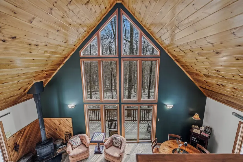 Sqyrls Nest - 3BR Retreat With a Hot Tub - Image 1