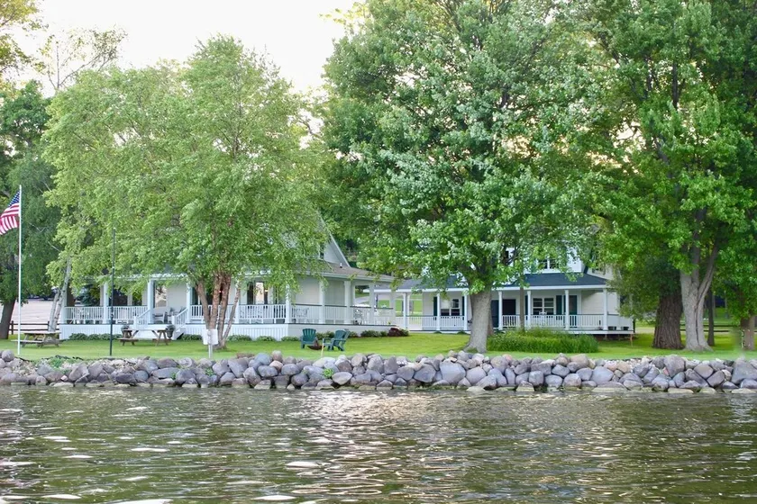 Rummelig vandfront ejendom beliggende på Big Green Lake - Image 1