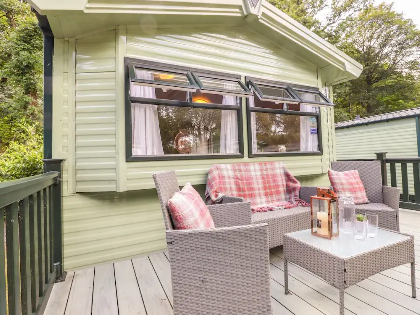 HERDWICK CABIN, pet friendly, character holiday cottage in Windermere - Image 1
