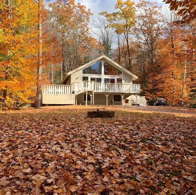 Beautiful 3 Bedroom Ski Home, close to Ski Areas/ walking distance to Storyland! - Image 1