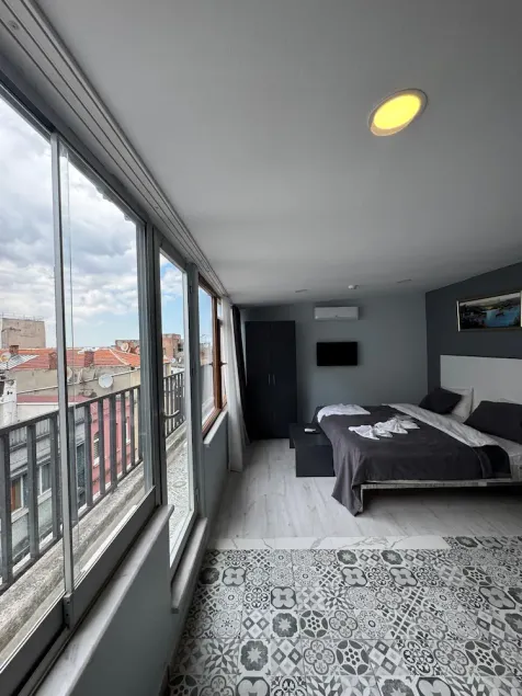 escape hotel - Image 1