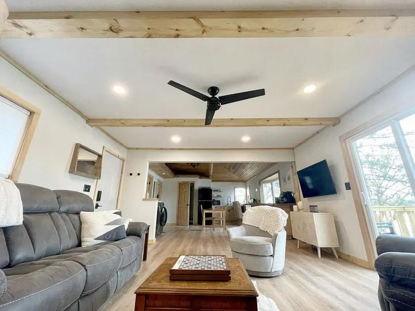 The BL Cottage - Lake Getaway with Panoramic Views, near Cascade Mountain - Image 1