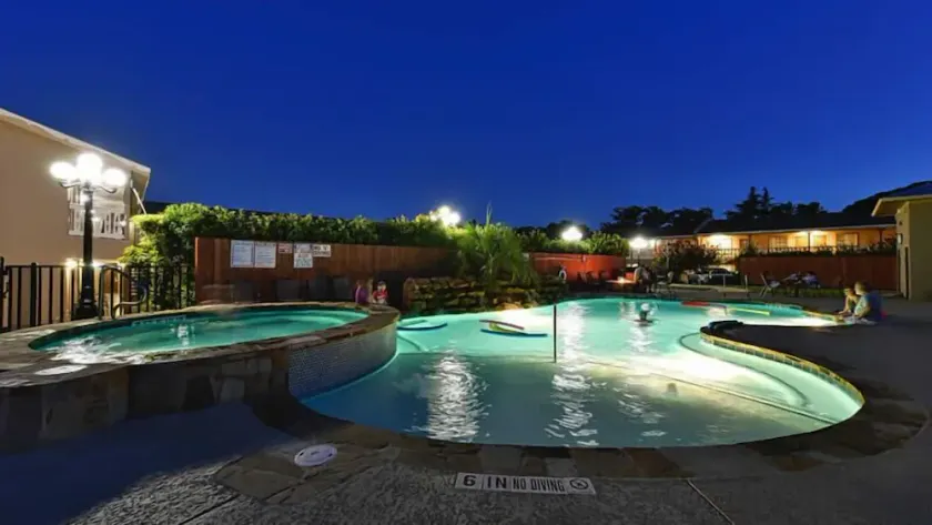 Sunday House Inn and Suites - Image 1