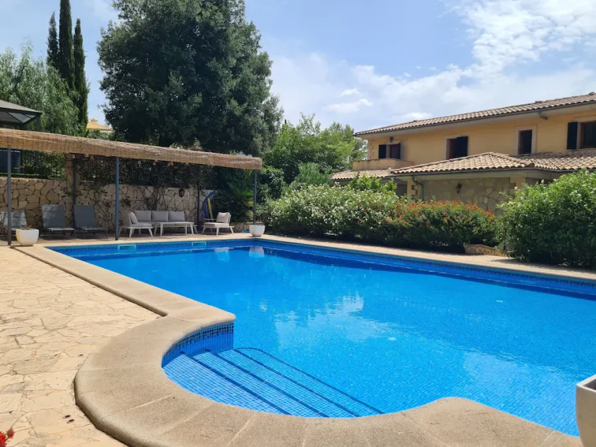 Large villa with pool and jacuzzi in a residential area - Image 1