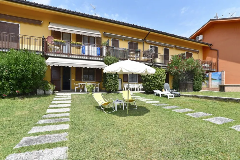 Holiday Apartment “Dei Salici” with Garden, Pool, Air Conditioning & WiFi - Image 1