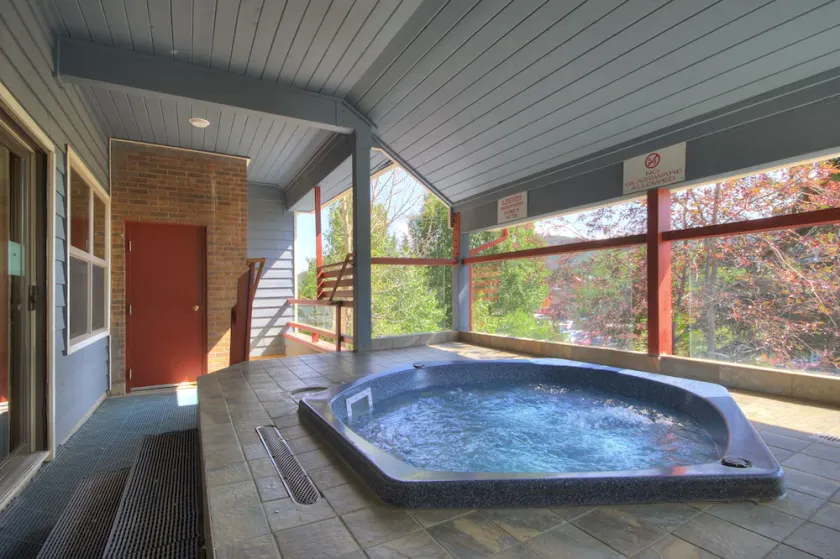 1br Cozy Winter Hideway- Walk To Apres, Shops, Fun- Sleeps 6 1 Bedroom Condo by RedAwning - Image 1