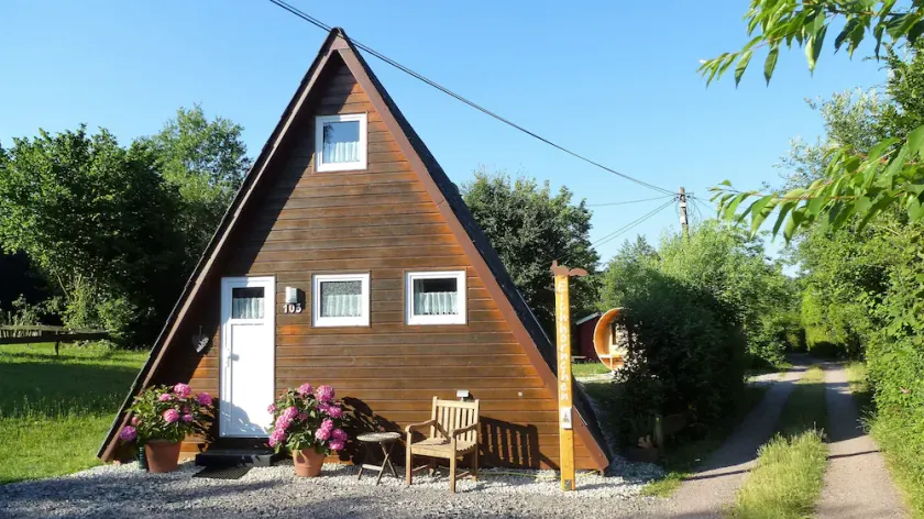 Eichhörnchen-In der Natur zuhause-Haus mit Klimaanlage und Fass-Sauna im Garten - Image 1