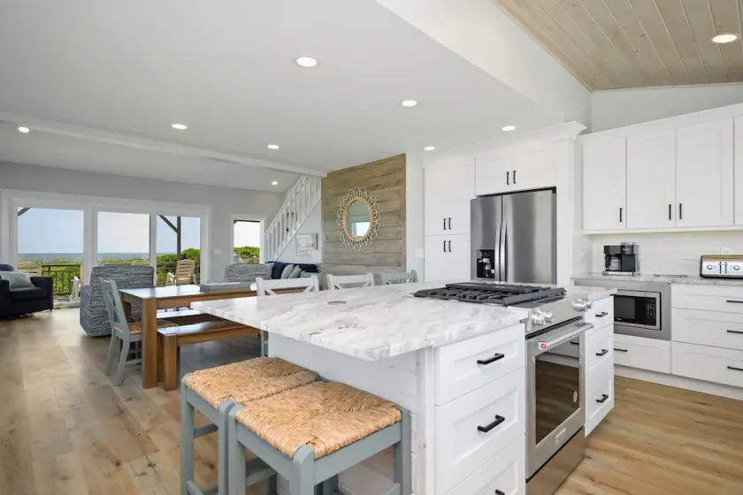 Beach Buzz: 4 Bed / 3 Bath Oceanfront Home med mange, store Oceanfront og lyd side dæk - Image 1