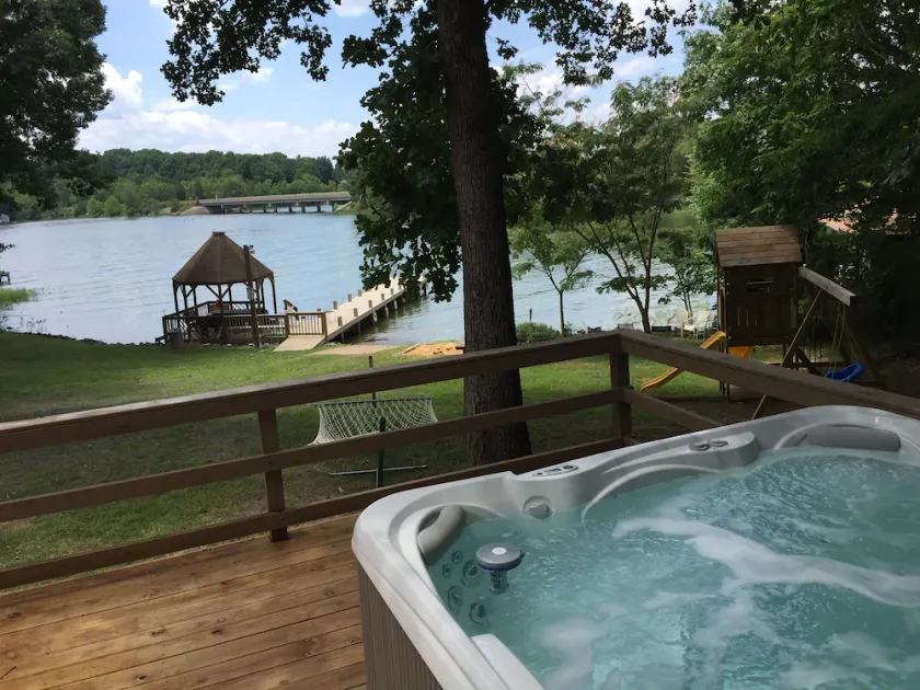 5BR - 225ft Waterfront W / Dock, Whirlpool und Pvt. Bootsrampe! 2019 Küche umgestalten !! - Image 1