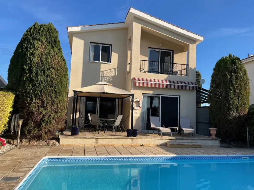 Immaculate villa with private pool only 3km from sandy beach of Coral Bay - Image 1