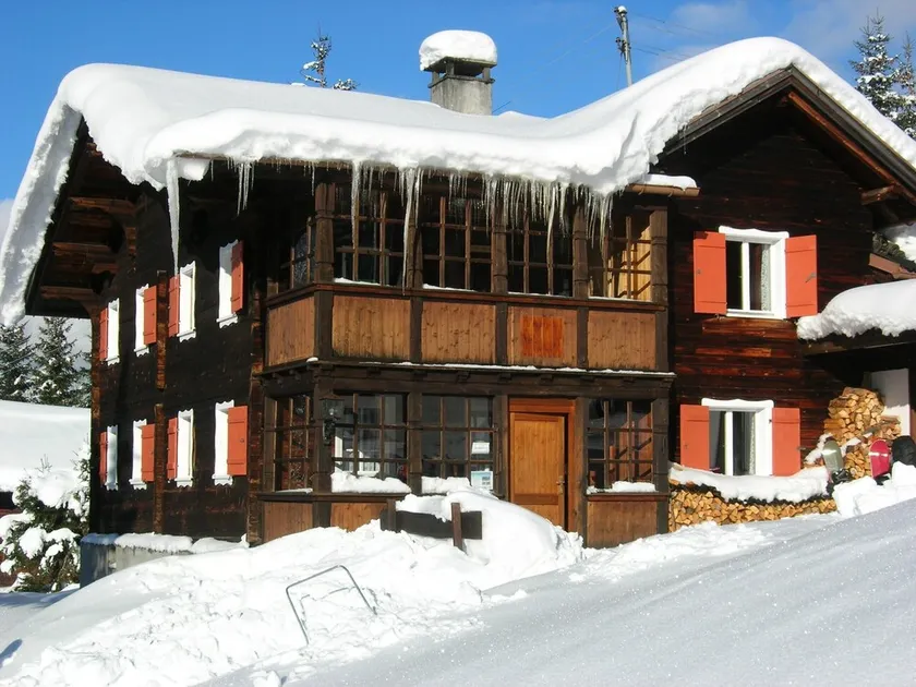 Modern ausgestattete Hütte mit Schneegarantie in der Nähe großer Skigebiete - Image 1
