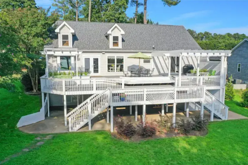 Lakefront, sunsets, dock, firepit, ping pong table - Image 1