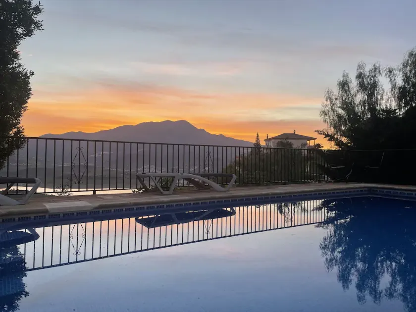 A Family Villa with private pool and large terraces overlooking Lake Vinuela - Image 1