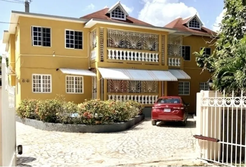 Impeccable Spacious 3 Bedroom Home Near Beach! - Image 1