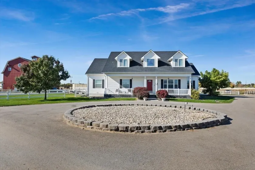 Large Property with Hot Tubs and Swimming Pool - Image 1