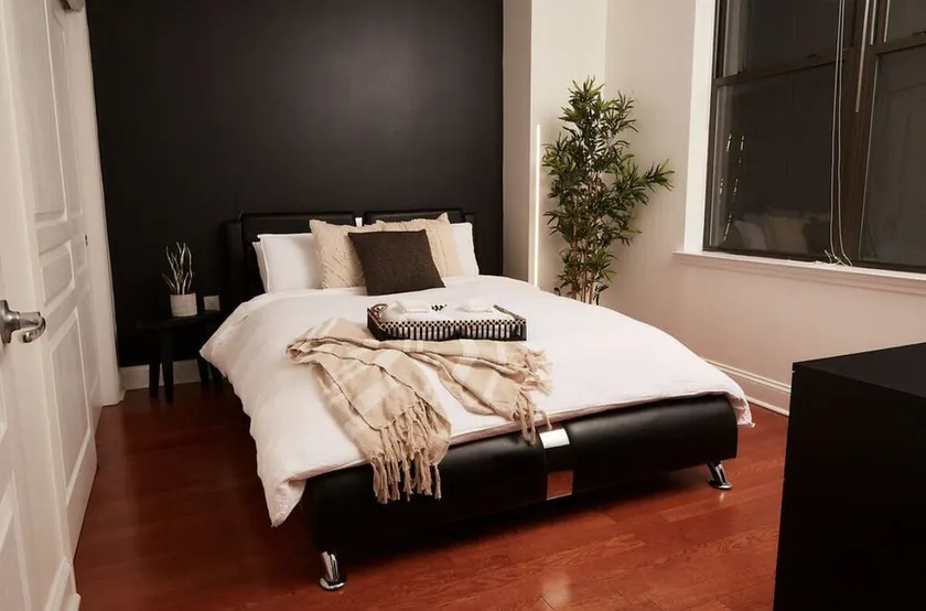 Luxury One Bedroom Condo 3 Miles From Manhattan - Image 1