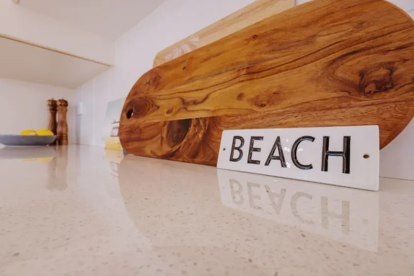 Enjoy sitting on the balcony listening to the ocean waves with the sea breeze - Image 1
