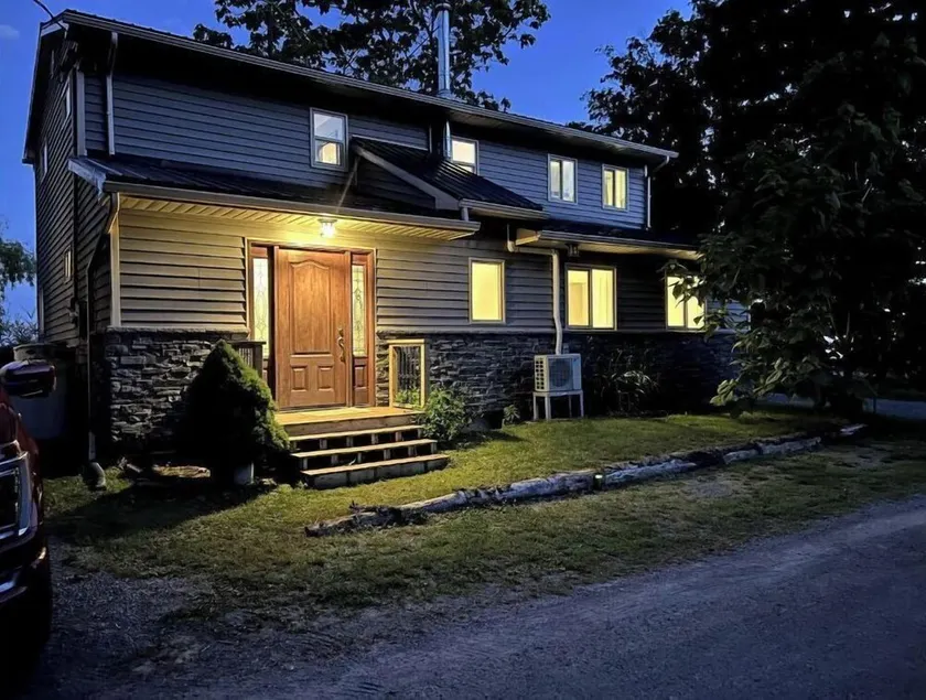 Cheerful 2-bedroom Waterfront Cottage - Image 1
