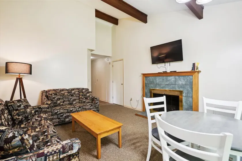 102 Deluxe One bedroom Queen Suite with outdoor heated pool - Image 1