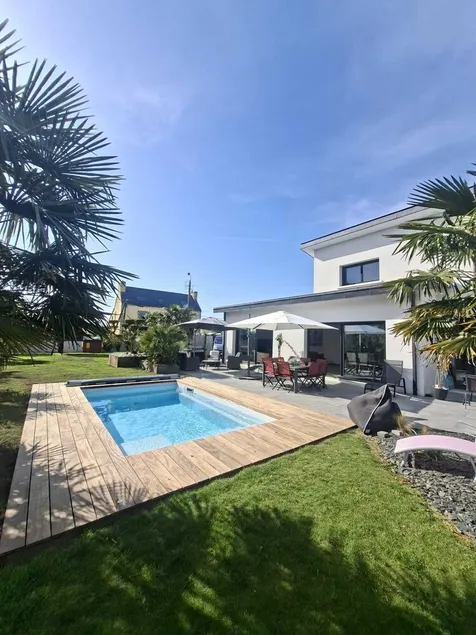 Design Villa with Heated Pool, Garden & Beaches 5 min Away - Image 1