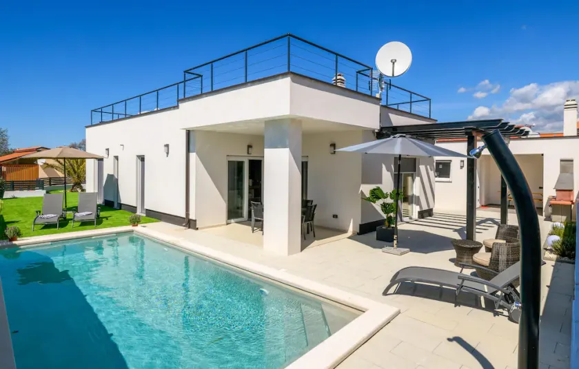 Awesome Home In Peroj - Image 1