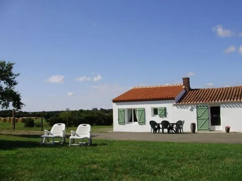 Gîte authentique avec cheminée, terrasse privée, accessible PMR, pêche et activités ULM - Vendée - Image 1