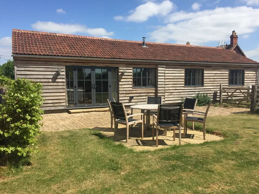 Superb converted Old Dairy, spacious, well equipped in quiet rural location - Image 1