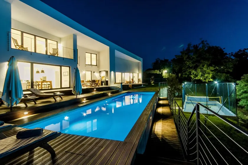 Villa moderna con piscina riscaldata, idromassaggio, campo da pallavolo e calcetto - Image 1