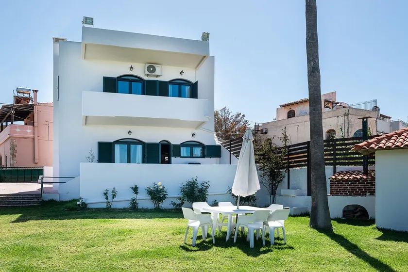 Traditional Sea Side Cottage - Image 1