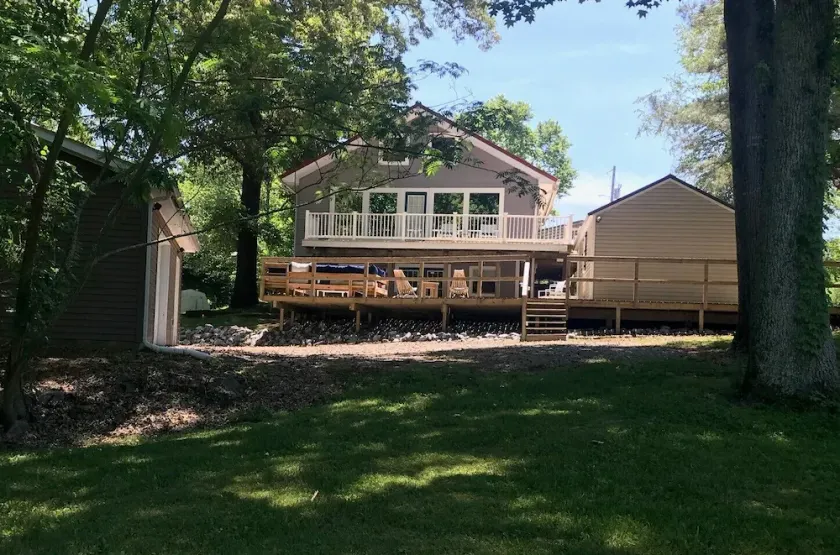 Lake house in Pirate's Cove Pet friendly with large outdoor entertainment area - Image 1