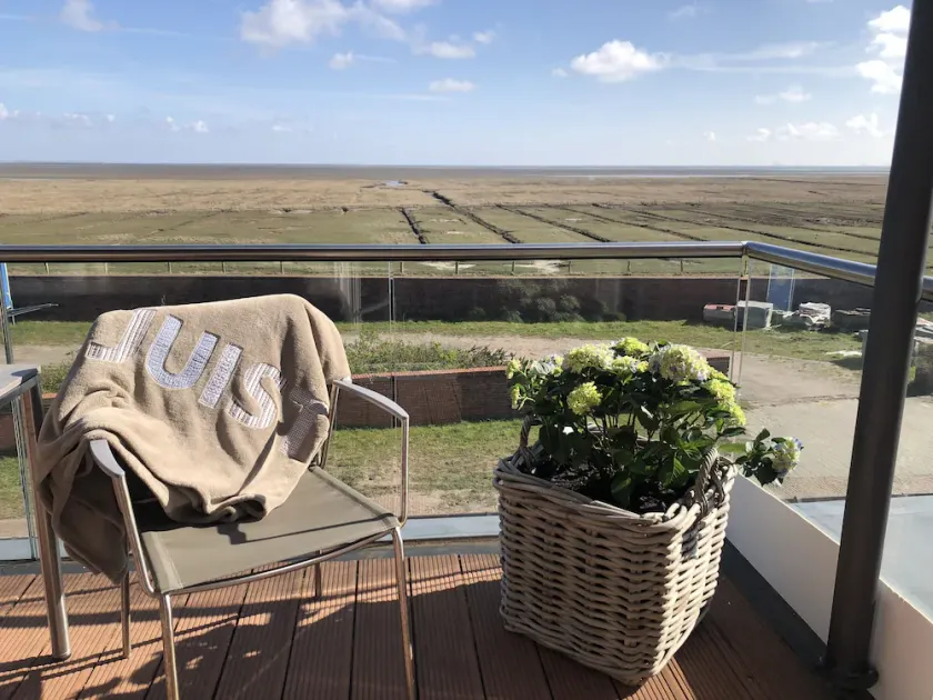 Comfort vacation apartment with south-facing balcony and unique view of the mudflats - Image 1