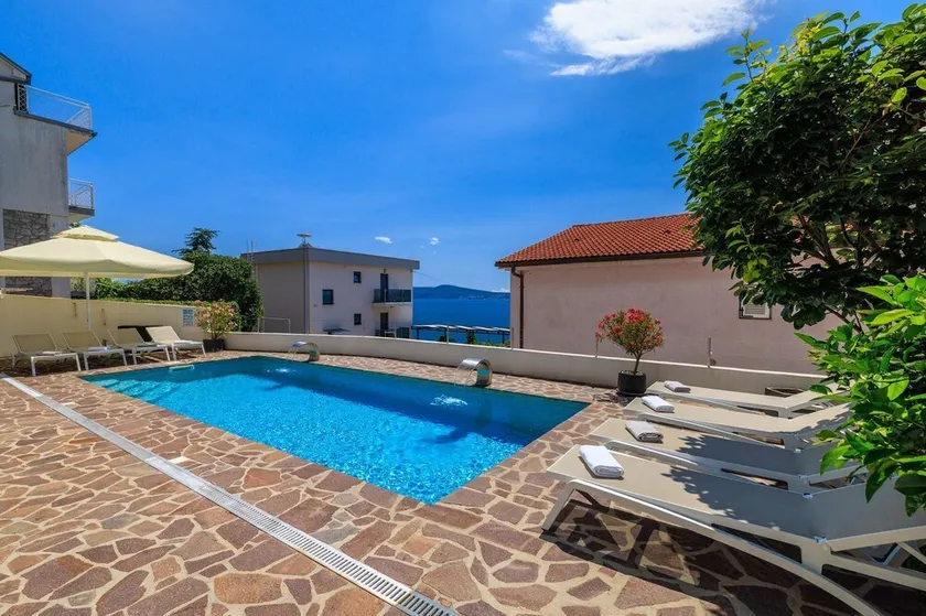 Only 100 metres to the beach with pool - Image 1