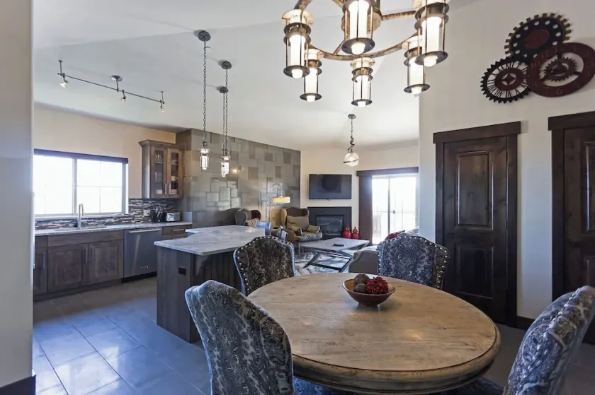 Vackra Top Floor Park City Condo - Image 1