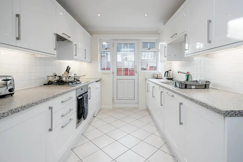 Charming 3 Bed Hse Family and Long Stay - Image 1