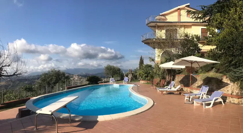 Übersicht Exklusive Villa in Cilento mit Swimmingpool - Image 1