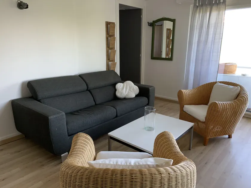 Ljus 2,5 rumslägenhet med terrass och trädgård - Image 1