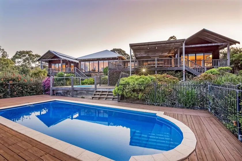 PRIVATE & PICTURESQUE COUNTRYSIDE ESCAPE FEATURING A SPARKLING POOL AND SPA - Image 1