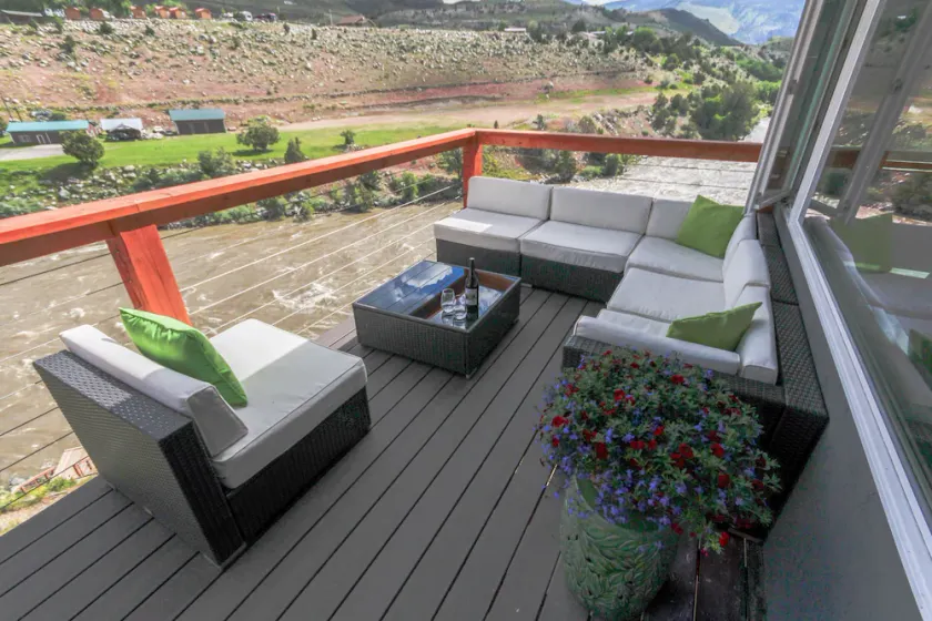 Två minuter från Yellowstone Park med privat flodåtkomst, 30ft. däck och grill. - Image 1