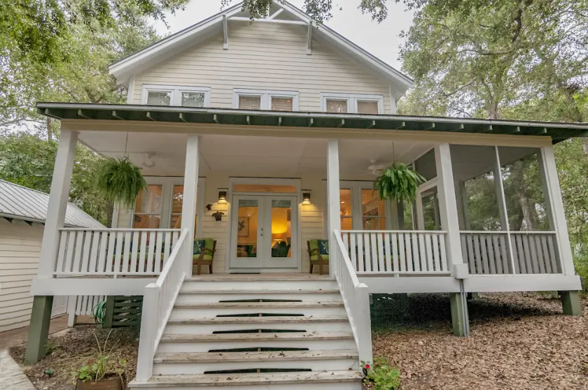 Live oak views from this 3 bedroom cottage; 2 golf carts and peaceful screened in porch - Image 1