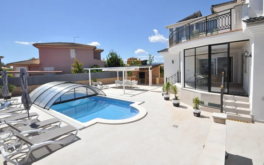 Beautiful spacious holiday home for families with a big swimming pool and garden - Free Wifi - Image 1