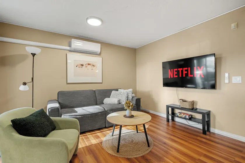 Roomy 3-Bed Downtown, AC, Heated Underground Parking, Near Saddledome & Stampede - Image 1